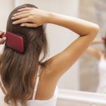 Experții Oriflame propun rutina de îngrijire a părului în 2021 Sursă foto Freepik „Aproximativ o treime din femeile lumii se confruntă anual cu căderea părului (alopecie) la un moment dat în viață; la femeile aflate la menopauză este remarcată subțierea firului de păr.” – Harvard Health Publishing, Harvard Medical School Ianuarie 2021: Experții Oriflame propun rutina de îngrijire a părului prin apel la menținerea sănătății și integrității scalpului folosind formule adjuvante de tratament de par și folosirea formulelor de balsam de par îndreptate spre nevoi și probleme specifice. Sănătatea părului este o reflexie a cât de sănătoasă sau nesănătoasă este viața fiecărei persoane în parte. Predispunerea genetică poate provoca efecte dăunătoare, dar stilul de viață sănătos poate preveni condițiile adverse precum alopecia. Îngrijirea părului este la fel de importantă ca orice altă parte a corpului. În timp ce există tendința de a acoperi alte părți ale corpului, părul este lăsat să înfrunte factorii externi, fiind supus poluării, murdăriei și substanțelor chimice care determină aspecte nedorite, precum căderea părului. În cazul femeilor, căderea părului are, adesea, un impact mai mare decât o are pierderea părului asupra bărbaților. Pierderea părului în cazul femeilor este mai puțin acceptabilă din punct de vedere social și, din acest motiv, poate afecta semnificativ bunăstarea emoțională și calitatea vieții unei femei. Atât în cazul femeilor, cât și în cazul bărbaților, căderea părului poartă denumirea de alopecie androgenetică, însă manifestările sunt diferite în cadrul celor două genuri. La bărbați, căderea părului începe, de obicei, deasupra tâmplelor, iar linia părului care cade formează în cele din urmă o formă caracteristică de „M”, iar părul din partea de sus a capului se subțiază, de asemenea, progresând spre chelie. Pe de altă parte, la femei alopecia androgenetică începe cu subțierea treptată a firului de păr, urmată de rarefierea părului și de căderea excesivă a acestuia în timp. Printre cauzele potențiale ale căderii părului la femei, se remarcă afecțiunile medicale, medicamentele și stresul fizic sau emoțional. De aceea, la cel mai mic semn al căderii neobișnuite a părului se recomandă consultarea unui dermatolog, pentru a determina cauza și tratamentul adecvat. Căderea părului la femei poate fi frustrantă, dar în ultimii ani s-a înregistrat o creștere a resurselor pentru a face față problemei. Spre exemplu, folosirea unui tratament de păr adecvat nevoilor și problemelor scalpului ajută, la fel ca alegerea unui balsam de păr care să nu genereze probleme pe care tratamentul încearcă să le stopeze. Un tratament de păr adecvat menține sănătatea părului și previne deteriorarea care ar putea duce la probleme suplimentare care să degenereze. Acestea acționează în profunzime pentru diferite nevoi ale scalpului sau ale firului de păr cu scopul de a restabili forța firului de păr. La fel ca în cazul altor produse de îngrijire a părului, există mai multe tipuri de tratament de păr: pentru reconstrucția firului de păr și pentru revitalizarea firului de păr. Dictate de nevoile fiecărei persoane în parte, specialiștii Oriflame au dezvoltat tratamente special gândite pentru a îngloba aceste două acțiuni sub diferite forme și formule în produse destinate îngrijirii și revitalizării părului – de la măști, uleiuri, loțiuni și seruri de păr. ## Despre Oriflame Oriflame este o companie producătoare de cosmetice din Suedia, fondată în 1967 de către doi fraţi şi prietenul lor. În prezent este o companie internaţională de produse cosmetice și Wellness care foloseşte metoda vânzării directe în peste 60 de ţări de pe tot globul. Gama largă de produse cosmetice și Wellness suedeze naturale sunt puse în vânzare prin intermediul unei forţe de vânzări de aproximativ 3,6 milioane de consultanţi independenţi, care generează vânzări anuale totale de peste 1,5 miliarde de euro.