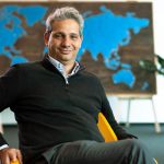 Puteți explica de ce un vânzător se confruntă cu această situație în comerțul electronic transfrontalier? Există o procedură de decontare standard a platformelor de e-commerce globale, de exemplu Amazon. Transferul de bani în contul vânzătorului necesită verificări speciale din partea platformelor și, de cele mai multe ori, moneda de decontare este aleasă automat pe baza codului de țară al contului IBAN. Deci, chiar și atunci când contul de colectare este în valută, întrucât este recunoscut de sisteme ca fiind deschis la o bancă din România, fondurile sunt convertite în lei. Mai departe, întrucât contul bancar este într-o altă monedă, banca trebuie să convertească fondurile înapoi în moneda contului (ex. EUR, USD, HUF etc.). Mai mult decât atât, regulile nu sunt unitare, ci fiecare marketplace are propria sa politică și termene de plată, în ceea ce privește decontarea fondurilor, respectiv marjele de schimb valutar pe care le aplică. Acesta este motivul pentru care gestionarea diferitelor costuri si politici la vânzarea pe mai multe platforme cu reguli diferite de decontare, devine o adevărată provocare pentru comercianți. Companiile de comerț electronic din România pierd uneori o parte semnificativă din marja lor de profit cu marjele de schimb valutar și costurile cu administrarea încasărilor. Nu este surprinzător că acest lucru le descurajează să se dezvolte și să crească prin vânzarea în străinătate. Însă, aceasta nu ar trebui să fie o limitare deoarece piețele externe sunt cu adevărat deschise și toată lumea ar trebui să aibă acces nelimitat la aceste piețe pentru a câștiga noi clienți. Soluția ar părea să fie deschiderea unui cont bancar în țara străină unde are loc vânzarea, dar înrolarea unei persoane juridice din România în străinătate – în special a unui IMM – este printre cele mai costisitoare și complicate procese pe care vi le puteți imagina. Un astfel de demers poate dura multe săptămâni și are o probabilitate mare de refuz, ca să nu mai vorbim de cât de complicat este să menții un astfel de cont în străinătate. Platformele de comerț electronic tind să primească sprijin limitat din partea băncilor în dezvoltarea unor astfel de servicii pentru vânzători, în special pentru exportatorii mici și mijlocii. Acest lucru este și mai vizibil atunci când exportatorii români vizează piețe din afara UE, cum ar fi Orientul Îndepărtat, Marea Britanie, Asia Centrală, Orientul Mijlociu sau Africa, unde serviciile financiare tradiționale sunt nu numai ineficiente, dar și costisitoare, limitând așadar expansiunea IMM-urilor românești. Mai mult, exportatorii români din țările vecine precum Polonia, Ungaria sau Bulgaria, care nu sunt țări euro, s-ar putea confrunta cu încă o conversie valutară, suplimentară și mai costisitoare, mai întâi din moneda locală în EUR și apoi din EUR în RON.